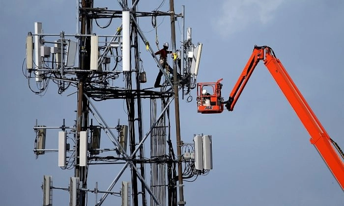 Un trabajador sube a una torre de comunicaciones celulares en Oakland, California, el 6 de marzo. (Justin Sullivan/Getty Images)