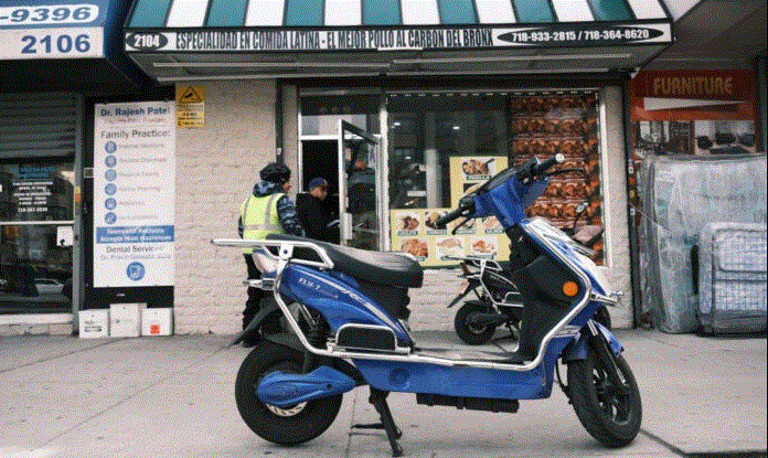 Un scooter con batería aparcado en el exterior de un supermercado del Bronx en Nueva York, el 6 de marzo de 2023, el día después de que un incendio arrasara un mercado. Los bomberos creen que fue a caus de una batería de iones de litio defectuosa. (Spencer Platt/Getty Images)