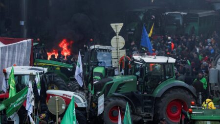 Mas de 1.000 tractores llegan a Bruselas en medio del avance inalterable de la agenda climática