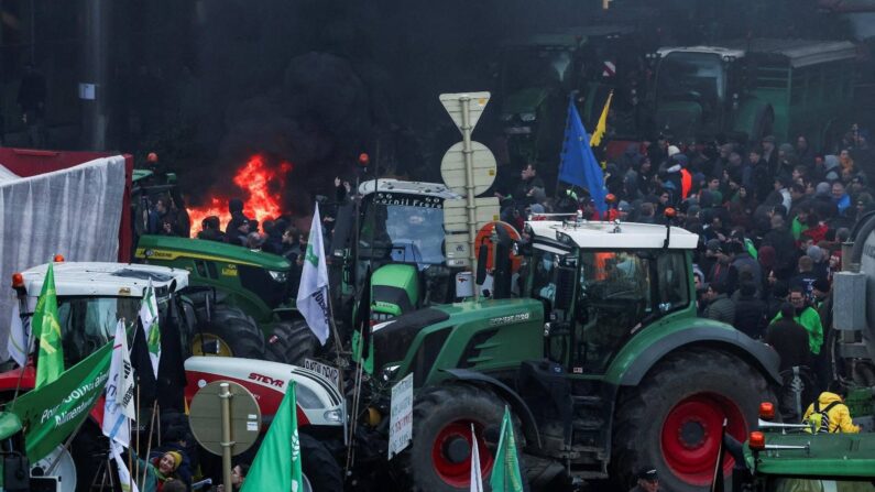 Personas se congregan frente a la sede de la Unión Europea en Bruselas, donde agricultores belgas utilizan tractores para bloquear la entrada en protesta por presiones de precios, impuestos y regulación verde, temas compartidos por agricultores europeos. Bruselas, Bélgica 1 de febrero de 2024. REUTERS/Yves Herman