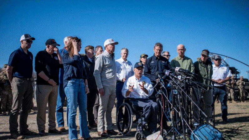 El gobernador de Texas, Greg Abbott, ofrece una conferencia de prensa en el Parque Shelby en Eagle Pass, Texas, el 4 de febrero de 2024. (Sergio Flores/AFP vía Getty Images)