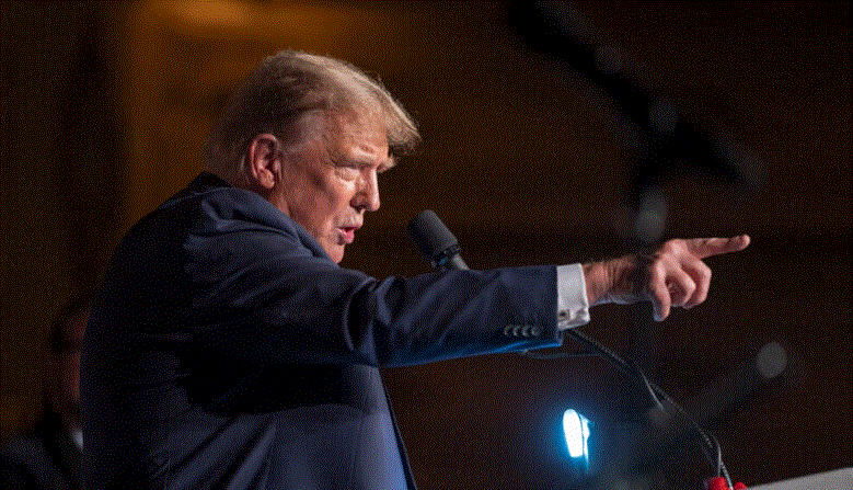 El expresidente Donald Trump habla en un evento organizado por Trumpettes USA en el club Mar-a-Lago en Palm Beach, Florida, el 10 de febrero de 2024. (Madalina Vasiliu/The Epoch Times)