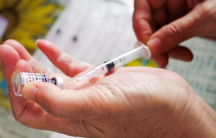 Un trabajador de la salud prepara una dosis de la vacuna contra el coronavirus Pfizer COVID-19 en un centro de salud en Yakarta el 1 de febrero de 2023. (Bay Ismoyo/AFP vía Getty Images)