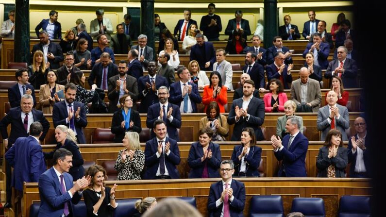 El presidente del Gobierno, Pedro Sánchez (i), junto al resto de la bancada socialista aplaude la aprobación del dictamen de la Ley Orgánica de amnistía para la normalización institucional, política y social en Cataluña, tras el pleno del Congreso este jueves 14 de marzo de 2024. EFE/ Zipi