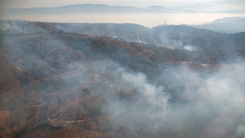 Fotografía del incendio forestal en el cerro Mactumatzá el 27 de marzo de 2024, en Tuxtla Gutiérrez, Chiapas (México). EFE/Carlos López