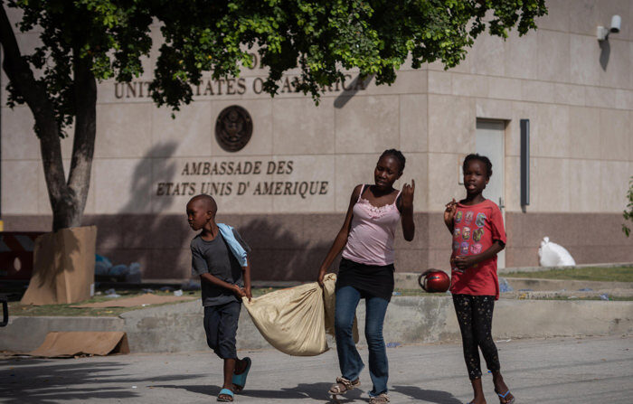 Personas caminan frente a la embajada de Estados Unidos, en Puerto Príncipe (Haití), en una fotografía de archivo. (EFE/Johnson Sabin)