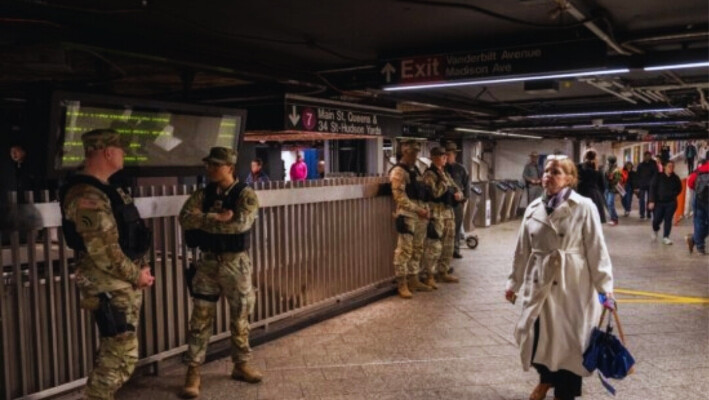 La Policía Estatal de Nueva York, el MTAPD y la Guardia Nacional de Nueva York patrullan y realizan inspecciones de contenedores en la estación Grand Central de Nueva York el 6 de marzo de 2024. Hochul anunció que se utilizarán 1.000 efectivos de la NYSP, la MTAPD y la NYNG para apoyar a la NYPD en la realización de controles de equipajes. (Adam Gray/Getty Images)