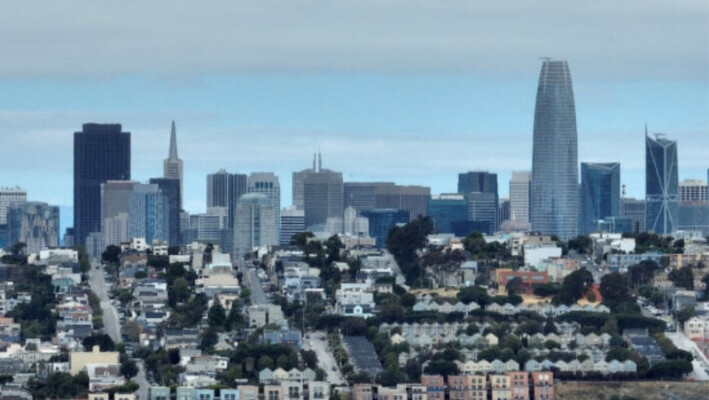 En una vista aérea, casas frente al horizonte de San Francisco en San Francisco el 9 de junio de 2023. (Justin Sullivan/ Getty Images)
