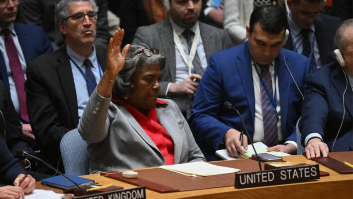 La embajadora de EE.UU. ante la ONU, Linda Thomas-Greenfield, vota en abstención durante una votación sobre una resolución que pide un alto el fuego inmediato en Gaza durante una reunión del Consejo de Seguridad de las Naciones Unidas sobre la situación de la cuestión palestina, en la sede de la ONU en Nueva York el 25 de marzo de 2024. (Angela Weiss/AFP vía Getty Images)