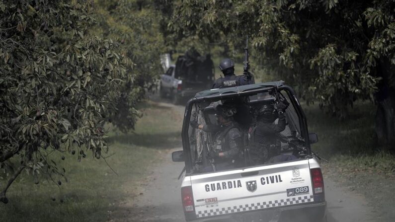 Fotografía de archivo de policías de la Guardia Civil que realiza guardias en Michoacán (México). EFE/Iván Villanueva