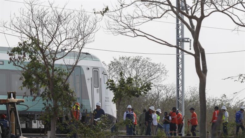 Un grupo de trabajadores laboran en la vía del Tren Maya el 25 de marzo de 2024, en la ciudad de Mérida, Yucatán (México). EFE/Lorenzo Hernández
