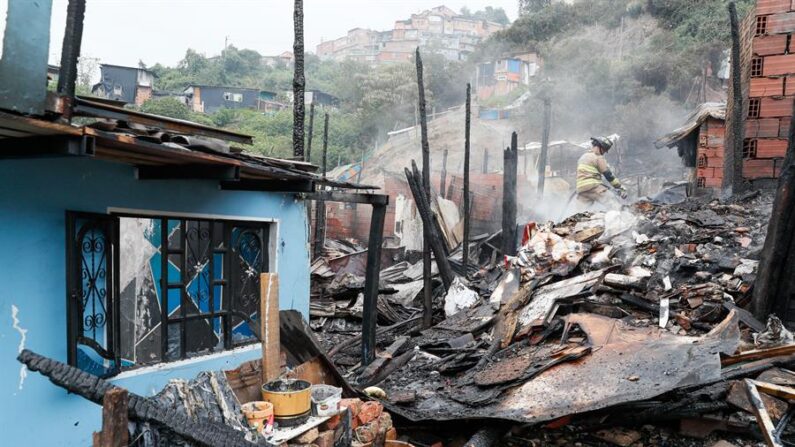 Fotografía de los escombros de varias viviendas destruidas por un incendio en la madrugada de este viernes 8 de marzo de 2024 en Bogotá (Colombia). EFE/ Carlos Ortega