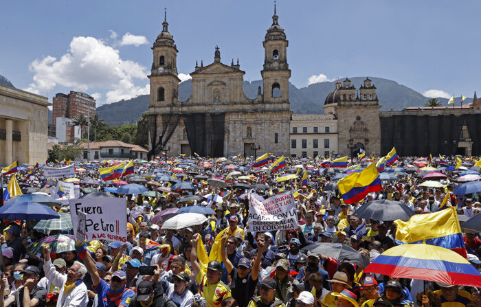 Opositores del gobierno del presidente Gustavo Petro marchan este miércoles, en Bogotá, Colombia. (EFE/Mauricio Dueñas Castañeda)