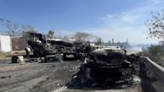 Carteles del narcotráfico queman vehículos en una batalla en frontera sur de México