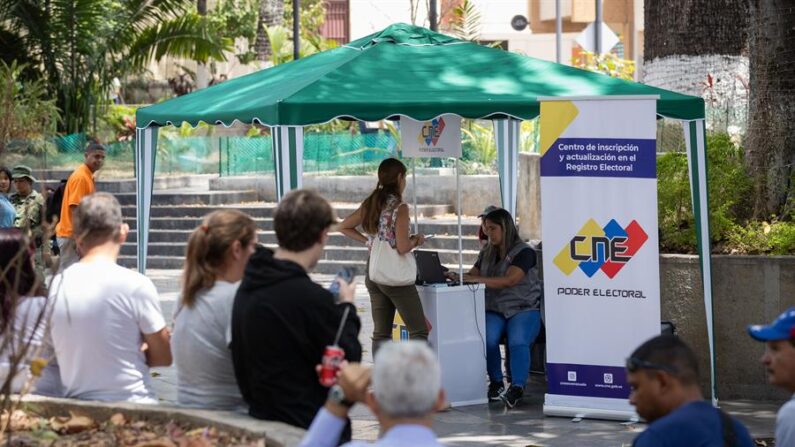 Una mujer acude a un puesto instalado por el Consejo Nacional Electoral (CNE) para registro y actualización de datos este 18 de marzo de 2024, en Caracas (Venezuela). EFE/ Rayner Peña R.