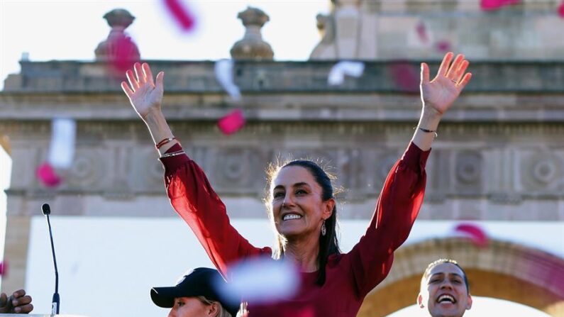 La candidata presidencial del oficialismo Movimiento de Regeneración Nacional (Morena), Claudia Sheinbaum, saluda a sus simpatizantes durante un acto público, en León (México). EFE/ Luis Ramírez