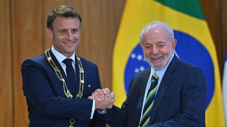 El presidente de Brasil, Luiz Inácio Lula da Silva (d), condecora al presidente de Francia, Emmanuel Macron, durante una ceremonia el 28 de marzo de 2024, en el Palacio del Planalto, en Brasilia (Brasil). EFE/Andre Borges