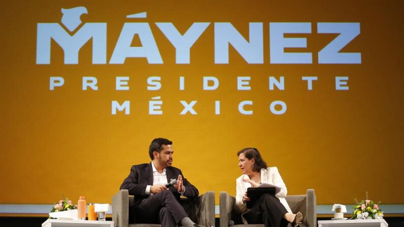 El candidato presidencial por el partido político Movimiento Ciudadano (MC), Jorge Álvarez Máynez, conversa con la directora del nuevo Centro Universitario por la Dignidad y la Justicia Francisco Suárez, Alejandra Nuño (d), durante un foro ante universitarios el 4 de marzo de 2024, en la ciudad de Guadalajara (México). EFE/ Francisco Guasco
