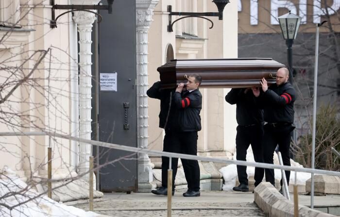 El féretro con los restos mortales del líder opositor ruso Alexéi Navalni es trasladado hasta una iglesia moscovita. (EFE/Sergei Ilnitsky)