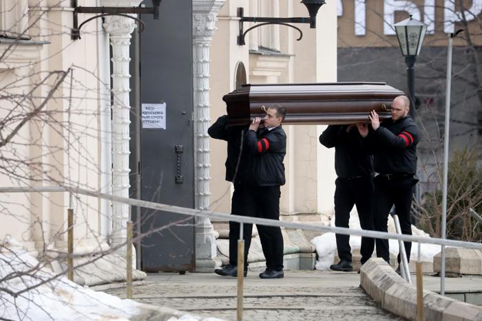 Familia y seguidores despiden a Navalni en el cementerio Borísovo de Moscú