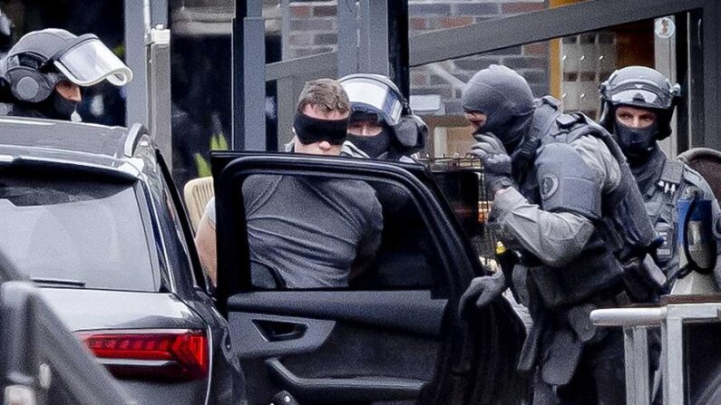 La policía de los Países Bajos informó que han sido liberadas las cuatro personas que fueron secuestradas durante la toma de rehenes de este sábado en un pub de la ciudad de Ede, y que ha detenido al sospechoso de haber provocado la acción. EFE/Remko De Waal