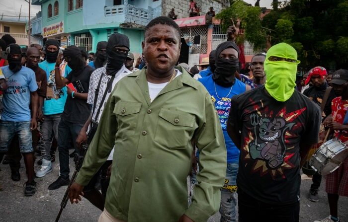 Fotografía de archivo del jefe de la poderosa banda armada haitiana G9, Jimmy Cherisier, alias Barbecue, en una manifestación, el 19 de septiembre de 2023, en Puerto Príncipe, Haití. (EFE/Johnson Sabin)