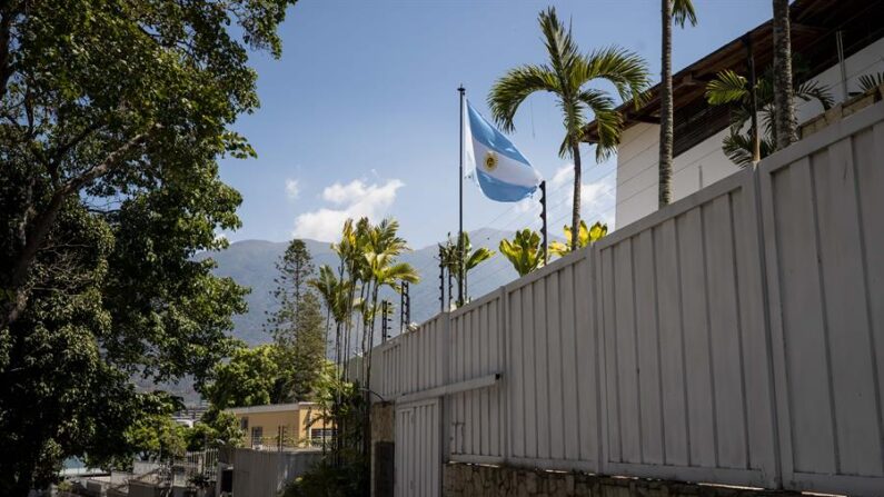 Fotografía de la sede de la Embajada de Argentina el 27 de marzo de 2024 en Caracas (Venezuela). EFE/ Miguel Gutiérrez