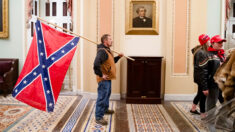 Decisión de Corte Suprema permite liberación de preso del 6 de enero que portaba bandera confederada