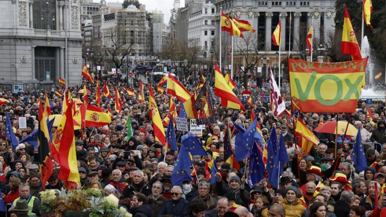 Foros y asociaciones cívicas han convocado este sábado una manifestación en Madrid contra "el deterioro político, institucional y social" de España con el Gobierno del PSOE y a la que se han sumado el PP y Vox. EFE/ J.J. Guillén