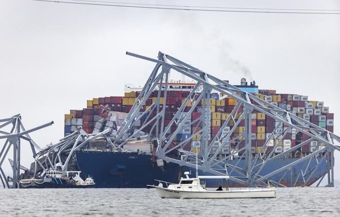 Los restos del puente Francis Scott Key permanecen sobre el carguero Dali, después de que el buque perdiera potencia y chocara con el puente en Baltimore, Maryland, EE.UU., el 27 de marzo de 2024. (EFE/Jim Lo Scalzo)