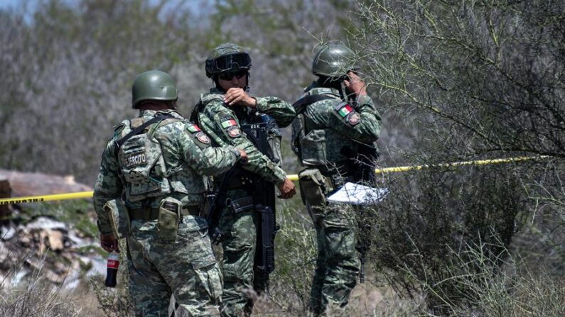 Integrantes del Ejército Mexicano resguardan el 21 de marzo de 2024 la zona donde se localizaron cinco restos humanos en el municipio de Pesquería (México). EFE/Miguel Sierra