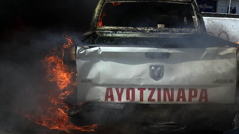 Fotografía de un vehículo en llamas durante una protesta frente a las instalaciones de la Fiscalía General del Estado (FGE) de Guerrero en Chilpancingo (México). Imagen de archivo. EFE/ José Luis De La Cruz
