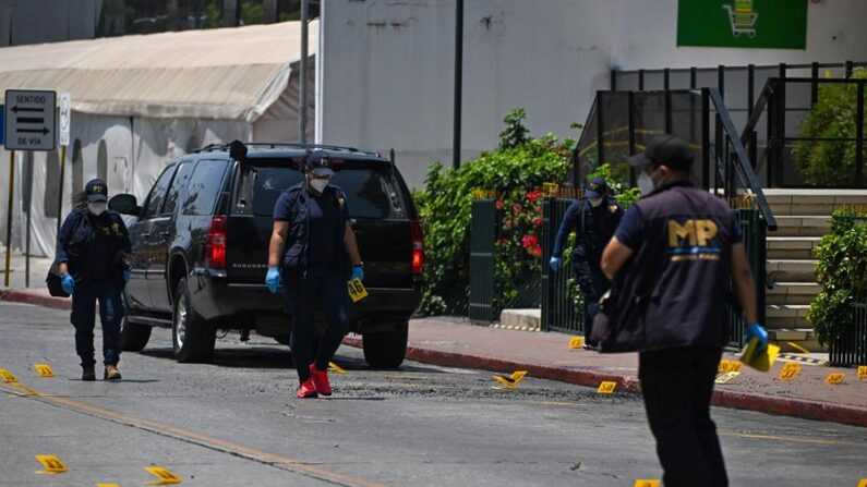 Fiscales del Ministerio Público investigan la escena donde fue atacada la camioneta de la fiscal Miriam Roguero por un comando armado durante un atentado, en Ciudad de Guatemala (Guatemala). EFE/ Stinger