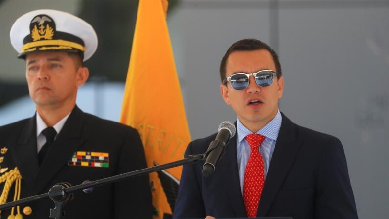 El presidente de Ecuador, Daniel Noboa Azin, pronuncia un discurso durante una entrega equipamiento a agentes de policía este lunes, 18 de marzo de 2024, en la Plataforma de la Policía, en Quito (Ecuador). (EFE/José Jácome)