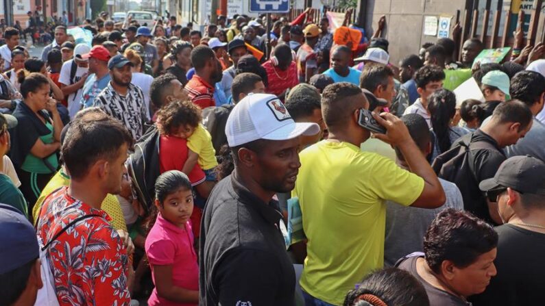 Migrantes permanecen en las instalaciones de la Comisión Mexicana de Ayuda a Refugiados (Comar), este martes en la ciudad de Tapachula, en Chiapas (México). EFE/Juan Manuel Blanco