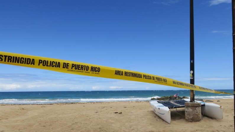 Vista de una cinta de aviso de "Área restringida" puesta en una playa en San Juan, Puerto Rico. Fotografía de archivo. EFE/Jorge Muñiz