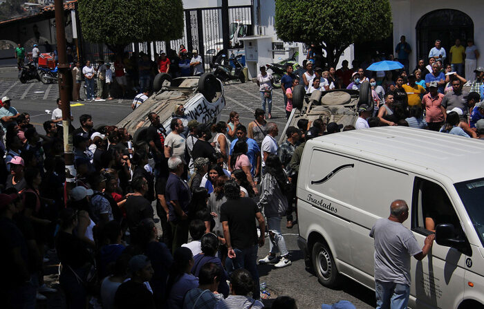 Personas bloquean unas calles este jueves, durante una protesta por el secuestro y asesinato de la menor Camila Gómez, en el municipio de Taxco, en el estado de Guerrero, México. (EFE/José Luis de la Cruz)