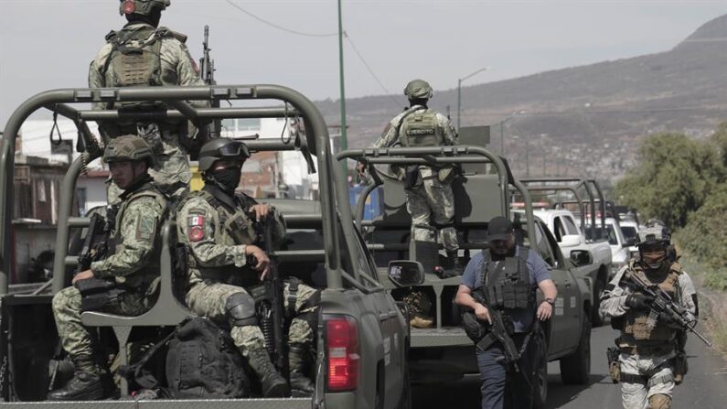 Elementos del Ejército Mexicano y de la Guardia Nacional patrullan las principales avenidas el 25 de marzo de 2024 en la Ciudad de Morelia en el estado de Michoacán (México). EFE/ Iván Villanueva