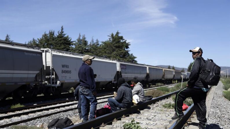 Fotografía de archivo de migrantes centroamericanos frente a un tren en el estado de Puebla (México). EFE/ Hilda Ríos