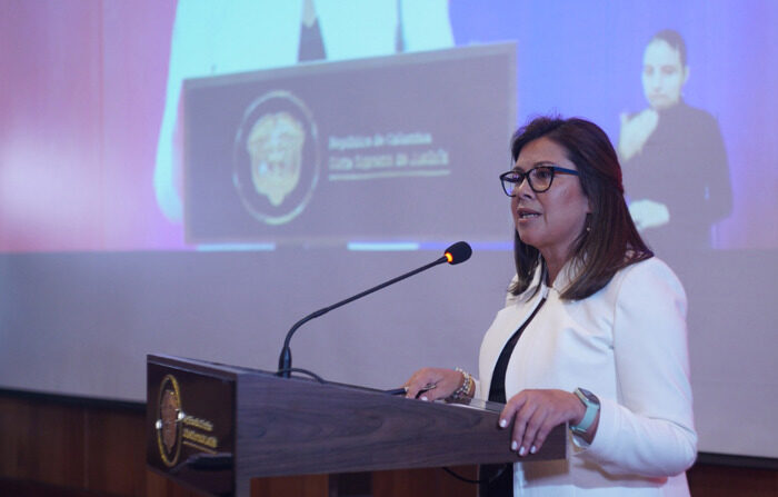 Fotografía de archivo cedida por la Corte Suprema de Justicia de Colombia que muestra a la nueva fiscal general, Luz Adriana Camargo, mientras habla en un evento en Bogotá, Colombia. (EFE/Corte Suprema)