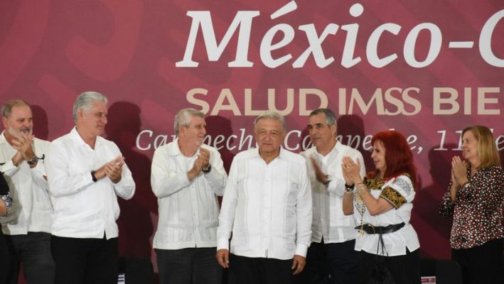 El presidente mexicano Andrés Manuel López Obrador (4-R) y el presidente cubano Miguel Díaz-Canel (3-L) asisten a una reunión con personal de Salud del IMSS-Bienestar en Campeche, México, el 11 de febrero de 2023. (MICHAEL BALAM/AFP vía Getty Images)