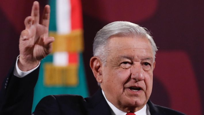 El presidente de México, Andrés Manuel López Obrador, habla durante una rueda de prensa este lunes en el Palacio Nacional de la Ciudad de México, el 25 de marzo de 2023. (México). (EFE/Sáshenka Gutiérrez)