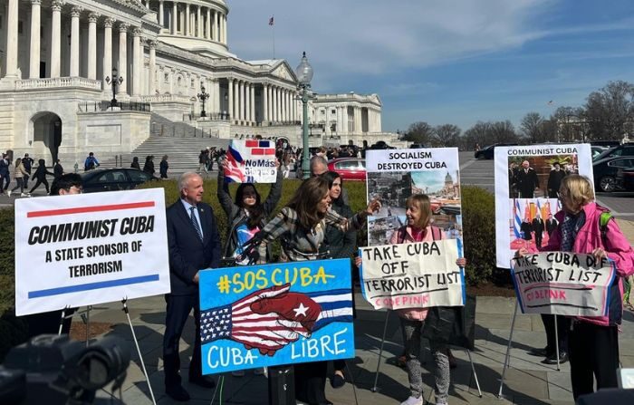 Congresistas republicanos pronunciándose en desacuerdo por la visita a Cuba de una delegación estadounidense encabezada por las representantes demócratas. (Crédito: NTD)  