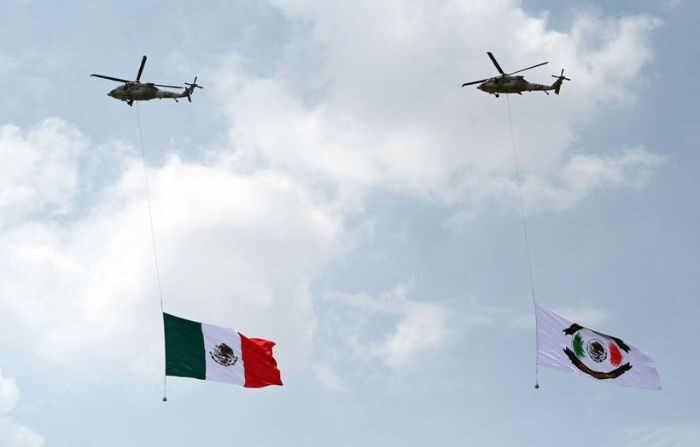 Dos helicópteros de la Fuerza Aérea Mexicana participan en el desfile militar por el 213 aniversario de la independencia en la Plaza del Zócalo en la Ciudad de México el 16 de septiembre de 2023. (ALFREDO ESTRELLA/AFP vía Getty Images)