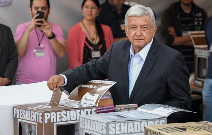 Andrés Manuel López Obrador deposita su voto durante las elecciones generales en las que fue candidato, en Ciudad de México, el 1 de julio de 2018. (ALFREDO ESTRELLA/AFP vía Getty Images)