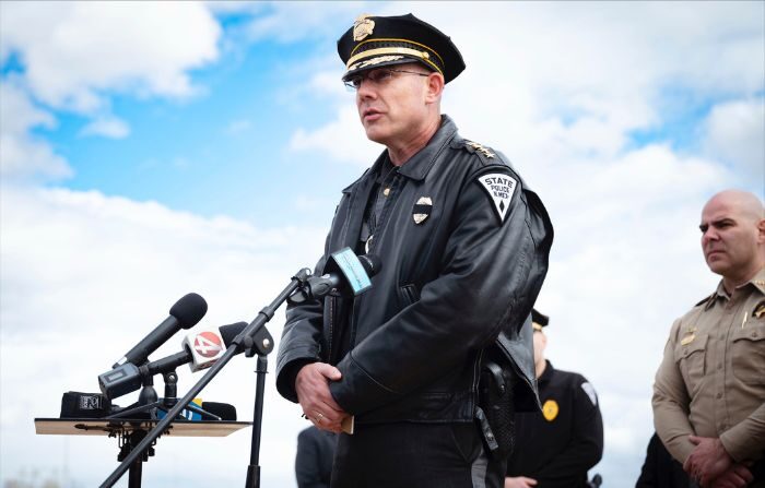 El Jefe de la Policía Estatal de Nuevo México, Troy Weisler, se dirige a los reporteros durante una conferencia de prensa en Albuquerque, N.M., el domingo 17 de marzo de 2024. (Jessica Baca/Albuquerque Journal vía AP)