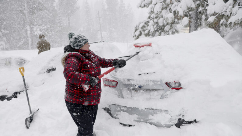 Janna Gunnels saca su auto a lo largo de North Lake Boulevard mientras la nieve continúa cayendo en Tahoe City, California, el sábado 2 de marzo de 2024. (Jane Tyska/Bay Area News Group vía AP)