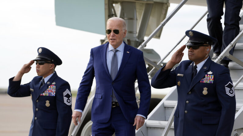 El presidente Joe Biden llega en el Air Force One el miércoles 20 de marzo de 2024 al Aeropuerto Internacional Dallas-Fort Worth, en Dallas. (AP/Jacquelyn Martin)