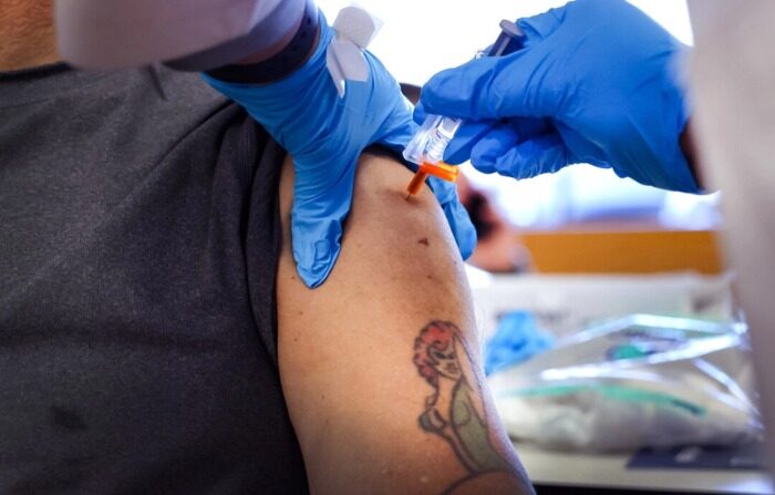 Una persona recibe una vacuna contra la influenza en Chicago, Illinois, en una fotografía de archivo. (Scott Olson/Getty Images)