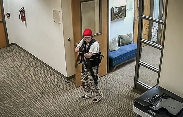 Audrey Hale apunta con un arma dentro de la Covenant School en Nashville, Tennessee, el 27 de marzo de 2023. (Departamento de Policía de Nashville vía The Epoch Times)
